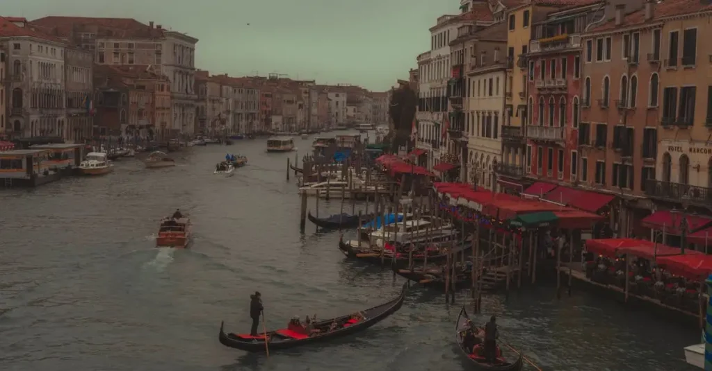 Qual cidade italiana é famosa pela construção naval?