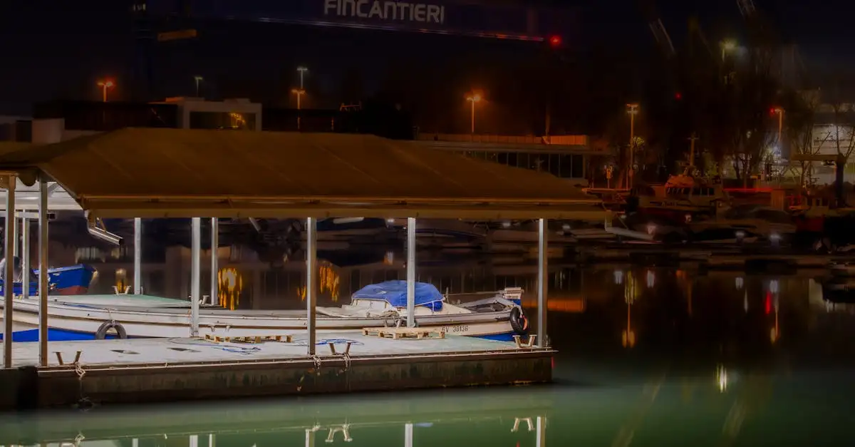 Qual cidade italiana é famosa pela construção naval?