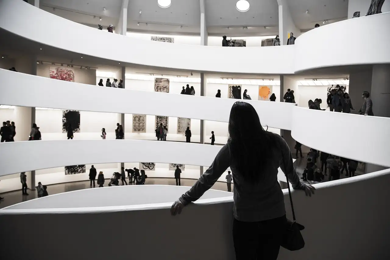 Qual é o famoso museu de arte moderna em Nova York?