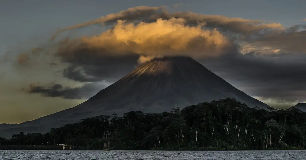 Qual região da Costa Rica abriga o vulcão Arenal?