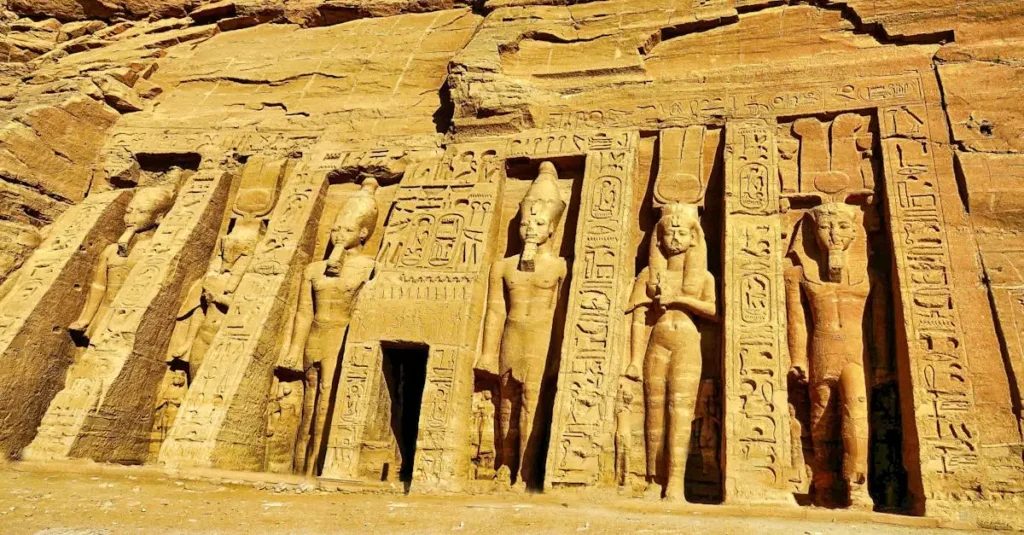 Quem foi o responsável pela construção dos templos de Abu Simbel?