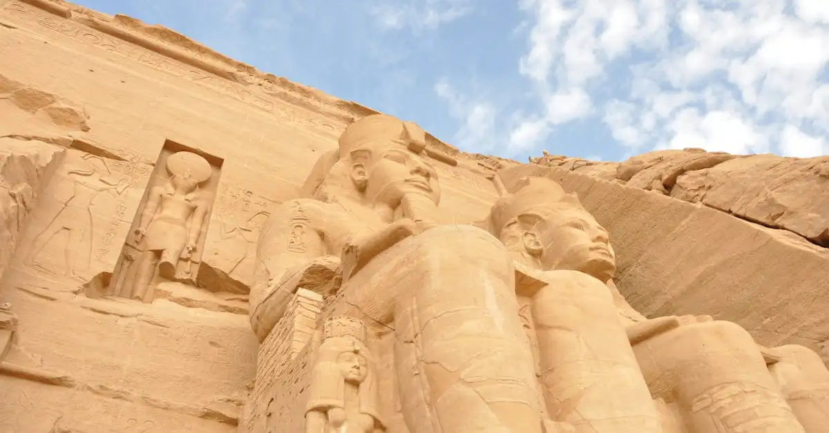 Quem foi o responsável pela construção dos templos de Abu Simbel?