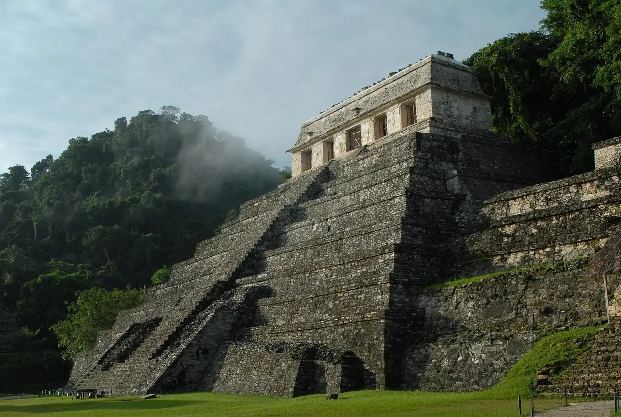 Como a cultura espanhola moldou a civilização maia?