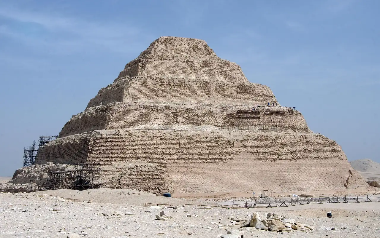 O que são mastabas e como se diferenciam das pirâmides?