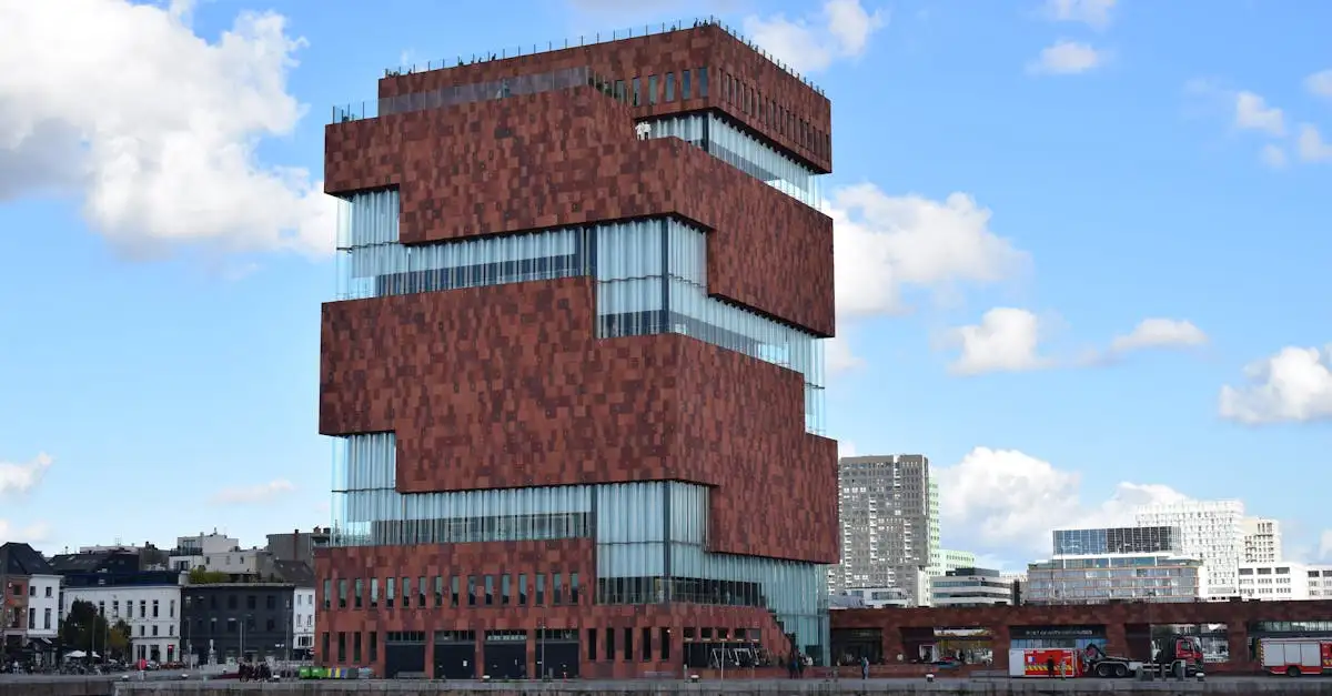 Onde está localizado o Museu à Beira do Rio em Antuérpia?
