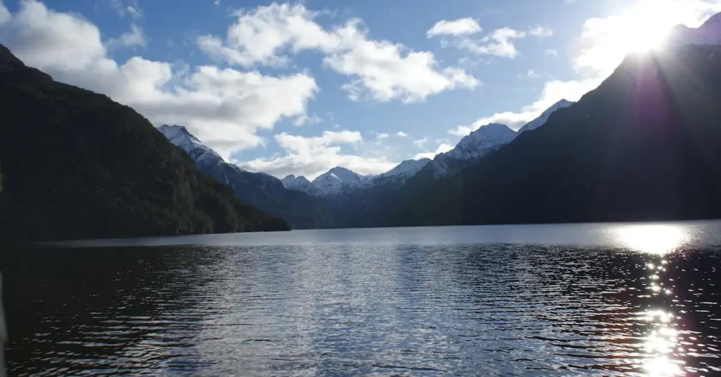 Onde está localizado o Parque Nacional Fiordland na Nova Zelândia?