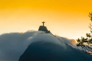 Qual cidade abriga a famosa estátua do Cristo Redentor?