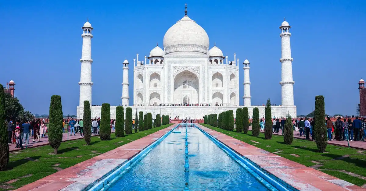 Qual cidade abriga o famoso Taj Mahal na Índia?