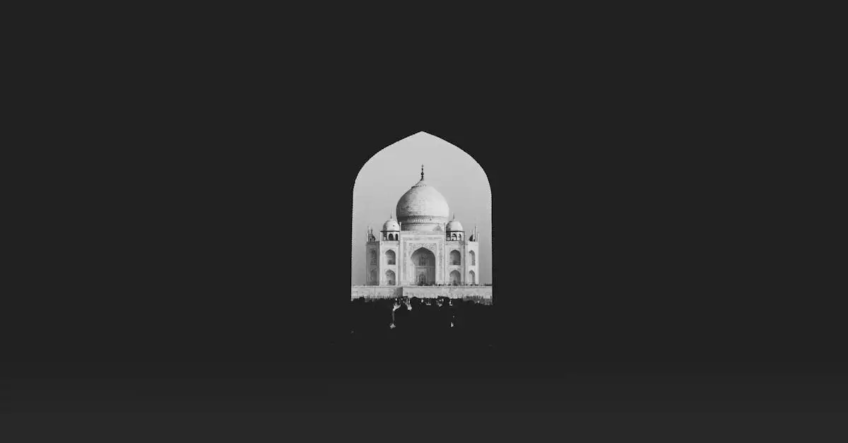 Qual cidade abriga o famoso Taj Mahal na Índia?