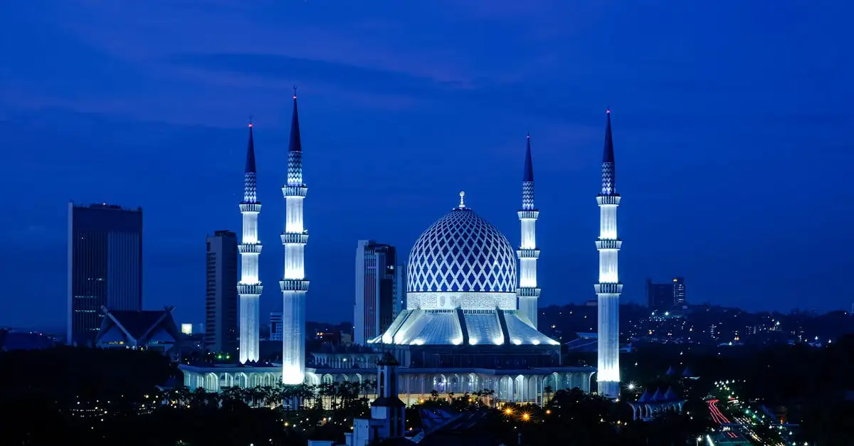 Qual cidade da Malásia combina templos e moderno horizonte?