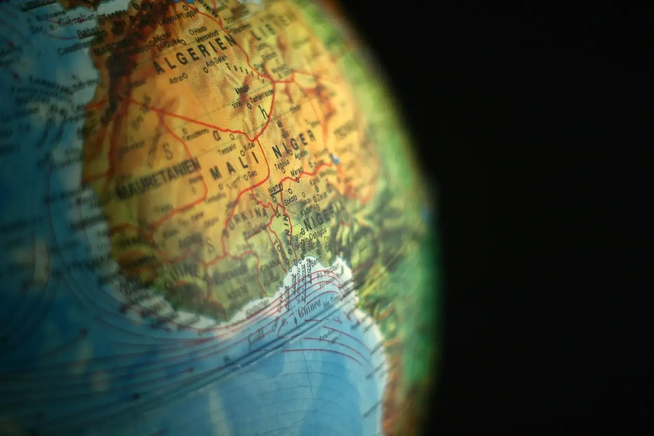 Qual cidade do Mali se destacou como centro cultural medieval?