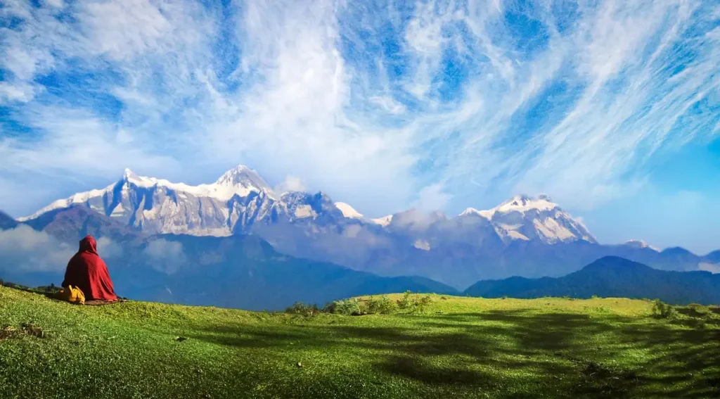 Qual cidade no Nepal está ao pé do Himalaia?
