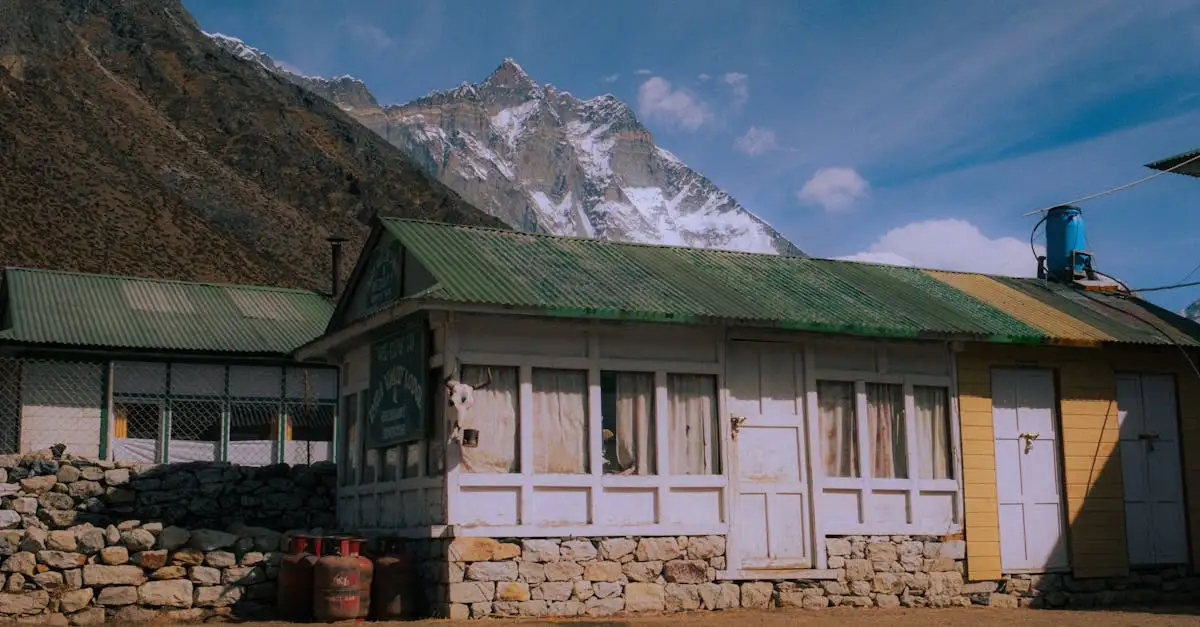 Qual cidade no Nepal está ao pé do Himalaia?