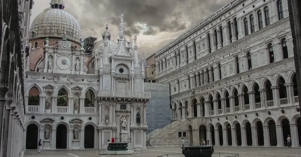 Qual é a cidade da famosa Praça de São Marcos?