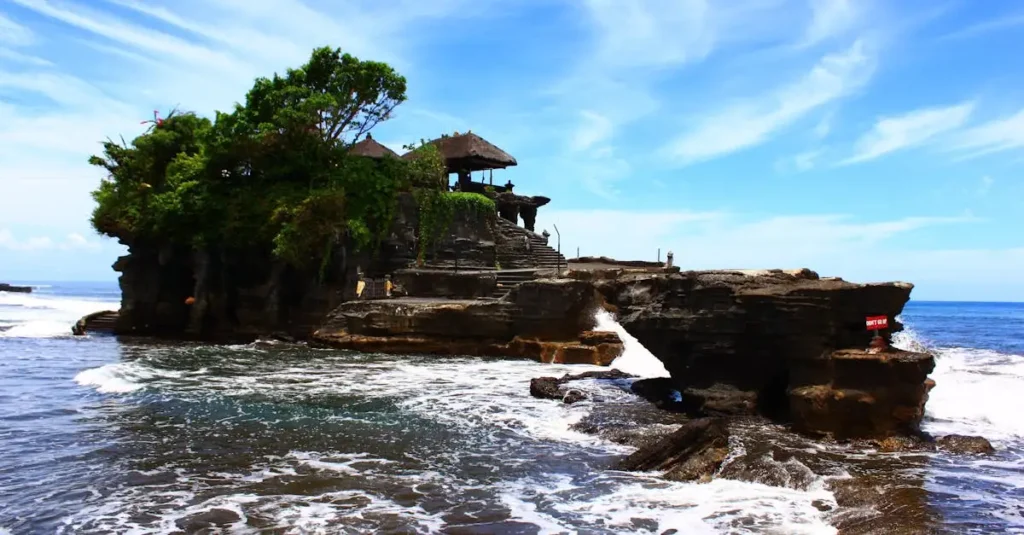 Qual é a cidade da Indonésia famosa por praias e templos?