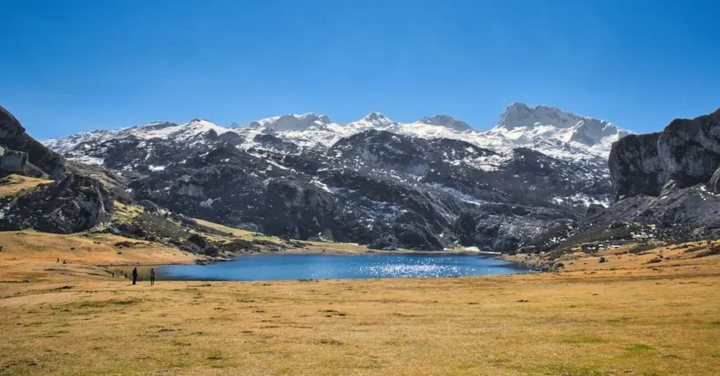 Qual região da Espanha abriga os Picos da Europa?