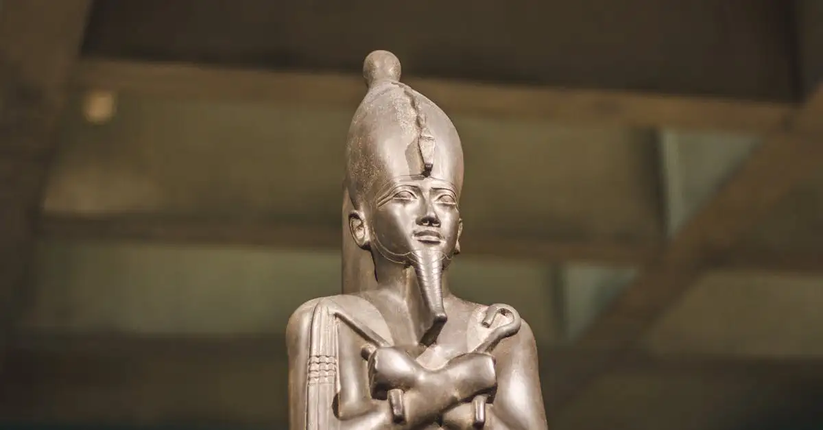 Como a arte egípcia retratou os faraós ao longo da história?