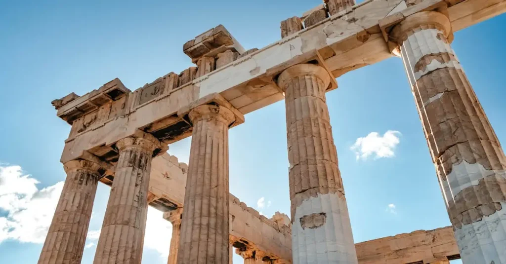 Como a mitologia grega molda a cultura ocidental hoje?