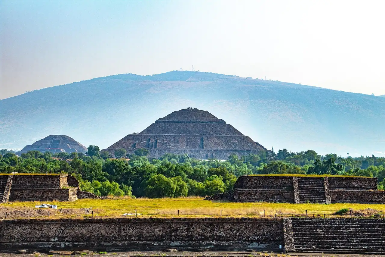 Como os astecas ergueram Tenochtitlán em um lago?