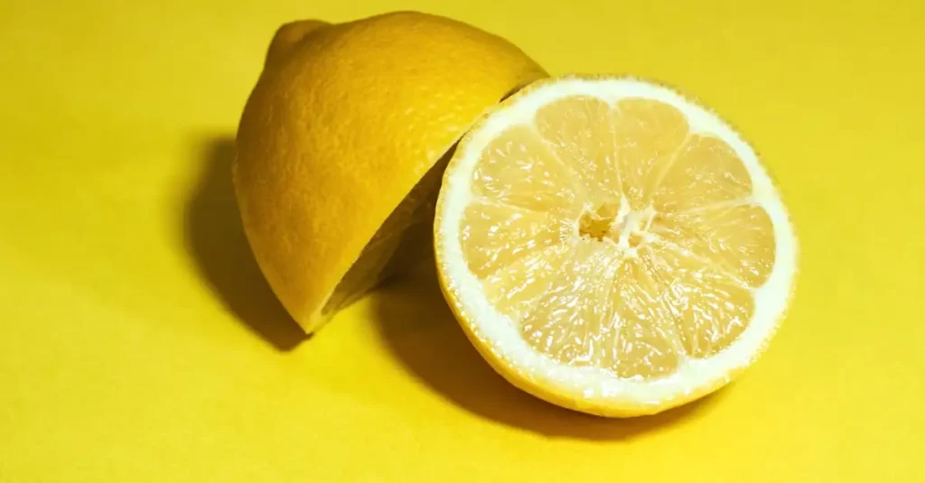 Como remover manchas de chá com limão de forma eficaz?