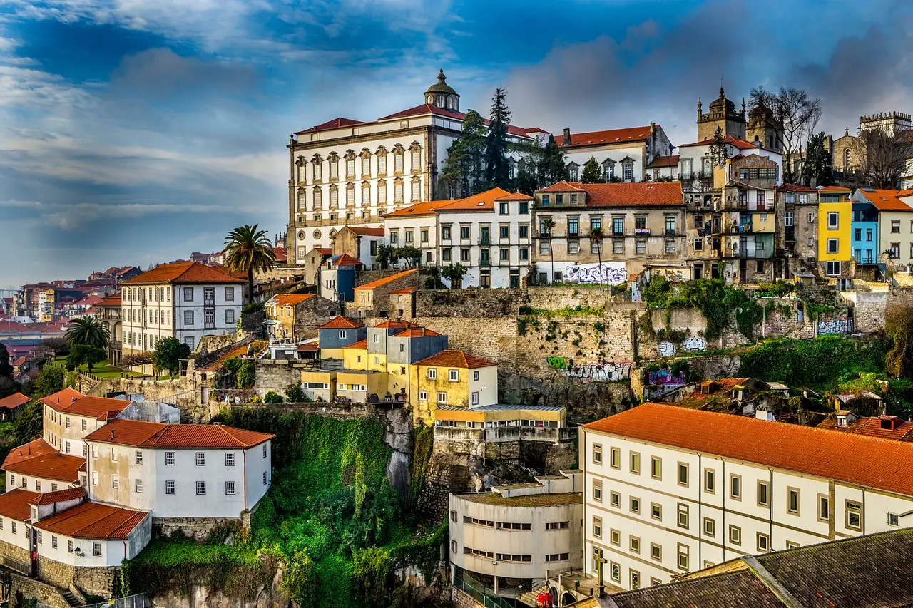 Por que Porto é conhecida como a cidade do vinho em Portugal?