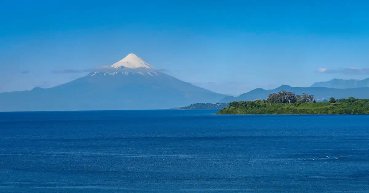 Por que Puerto Varas é famosa por seus lagos e vulcões?