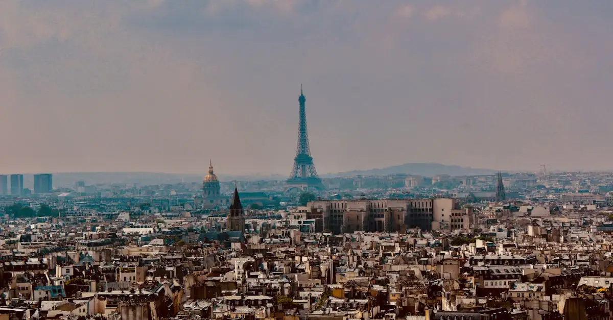 Qual cidade abriga a famosa Torre Eiffel?