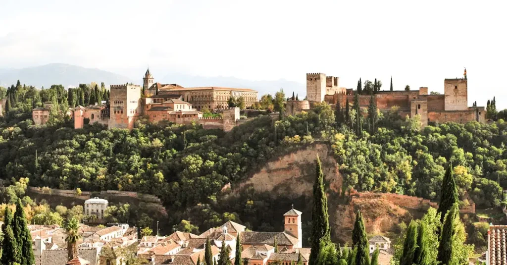 Qual cidade abriga o impressionante Palácio Alhambra?