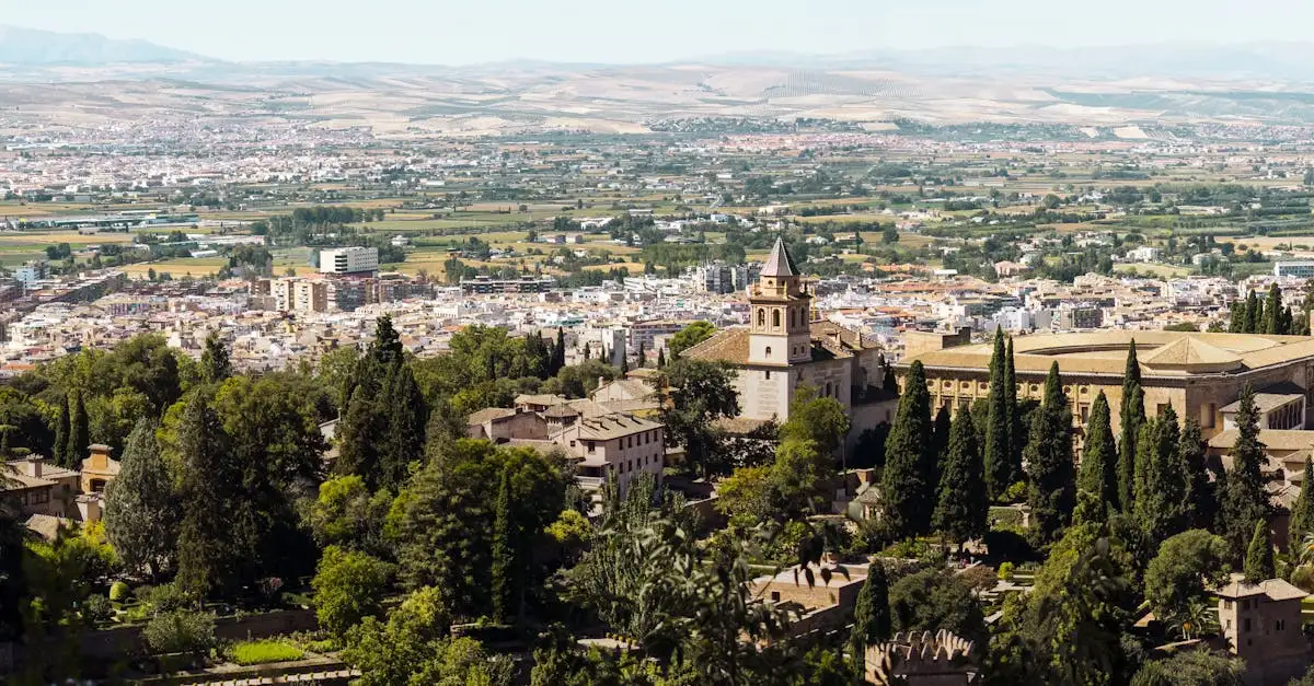 Qual cidade abriga o impressionante Palácio Alhambra?