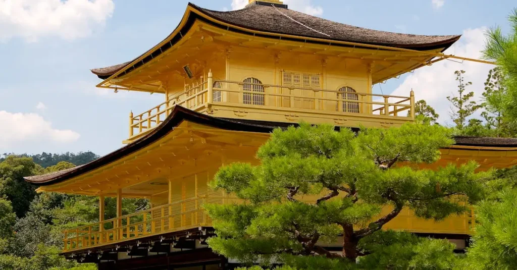 Qual cidade do Japão tem o famoso Templo do Pavilhão Dourado?