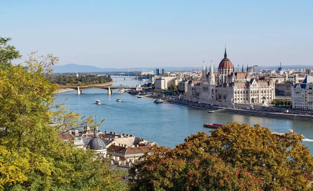 Qual é o rio que passa por Budapeste, o Danúbio?