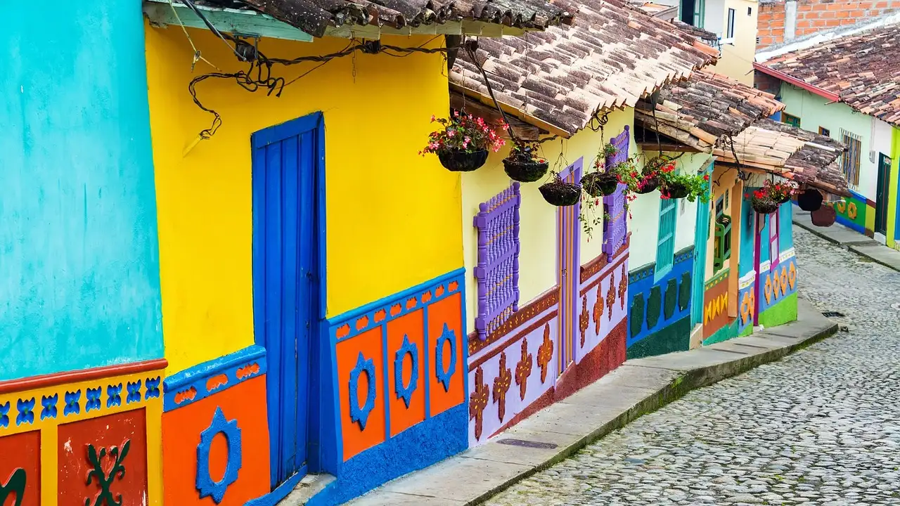 Qual cidade colombiana é famosa pelos seus becos de flores?