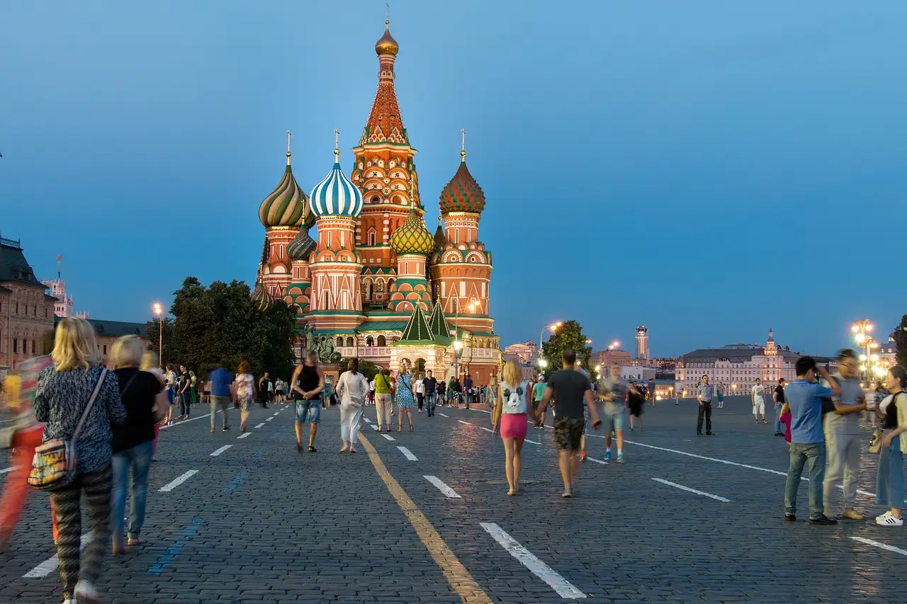Qual cidade da Rússia abriga a Praça Vermelha e a Catedral?
