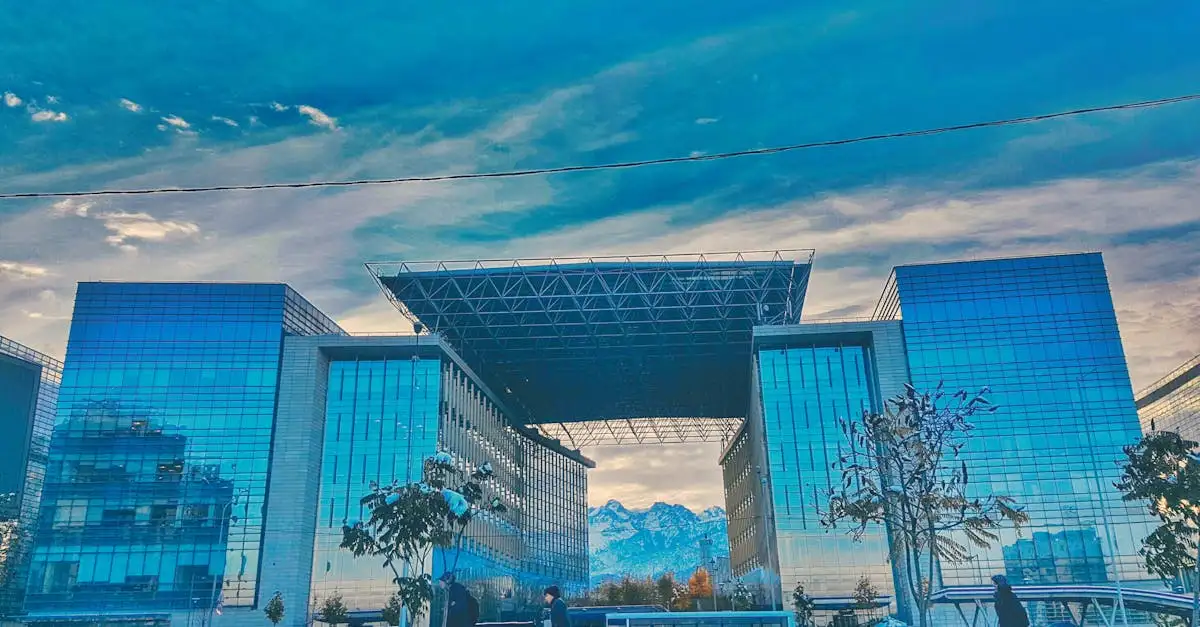 Qual cidade do Cazaquistão é famosa por sua arquitetura futurista?