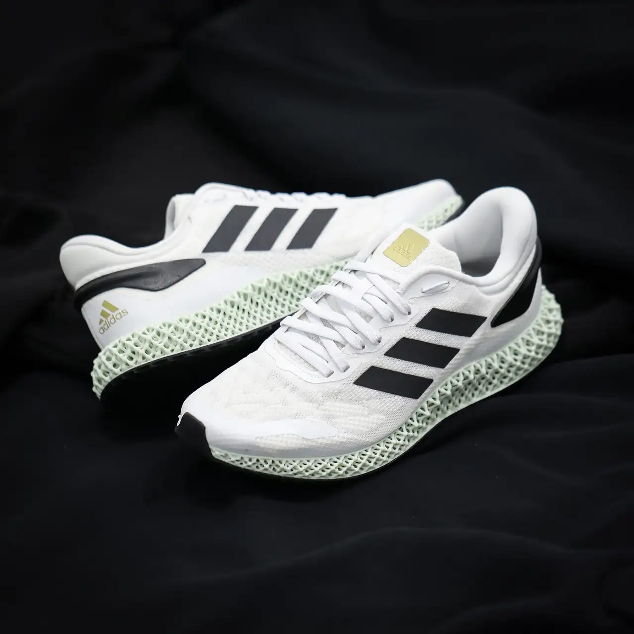 Qual é a origem e a história da marca Adidas?