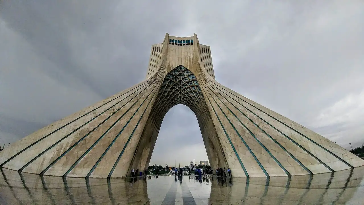 Qual é o estádio do Esteghlal, rival do Persepolis em Teerã?