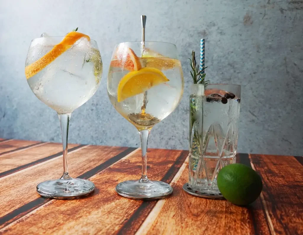 Qual gin combina melhor com tônica de flor de sabugueiro?