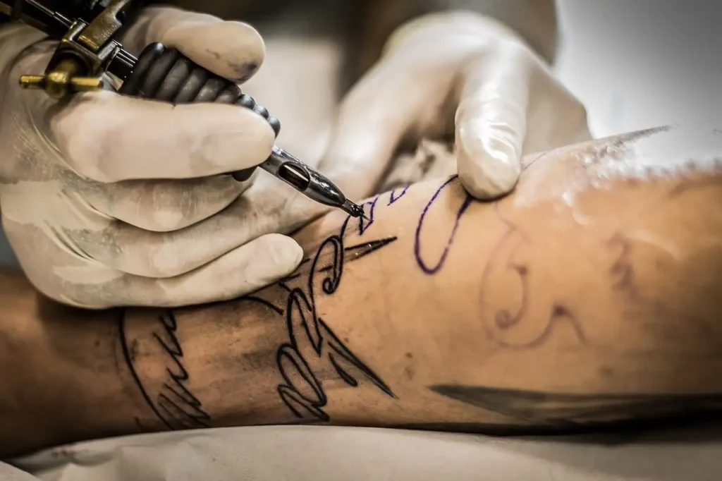 Quanto tempo esperar para se exercitar após fazer uma tatuagem?