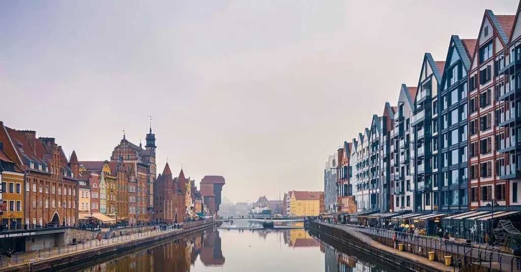 Quanto tempo leva para ir de Amsterdã a Gdańsk de ônibus ou trem?