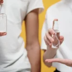 Como o álcool remove manchas de óleo em tecidos e pisos?