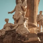 Como o nacionalismo do século 19 moldou os currículos escolares?