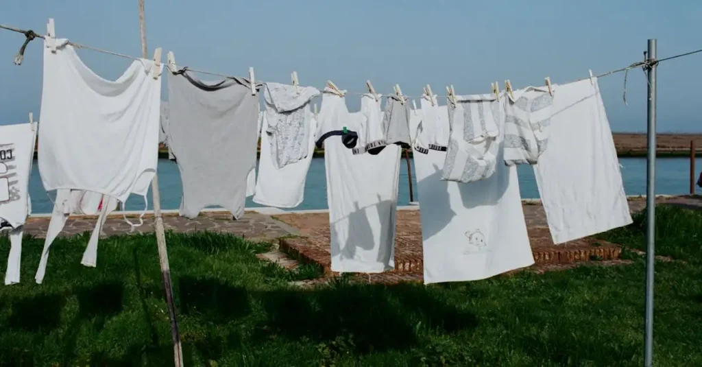 Como os egípcios lavam roupas no Nilo de forma tradicional?