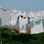 Como os egípcios lavam roupas no Nilo de forma tradicional?