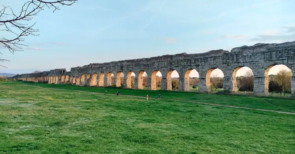 Como os romanos construíram aquedutos impressionantes?