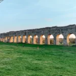 Como os romanos construíram aquedutos impressionantes?