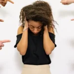 Como superar a ansiedade social? Dicas e conselhos úteis!