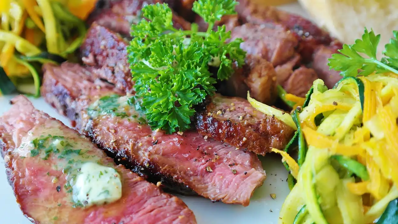 Quais legumes combinam bem com bife ao molho de cogumelos?