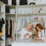 Quais são os passos essenciais para um desfile de moda?