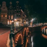 Qual a função essencial dos canais de Amsterdã na história?