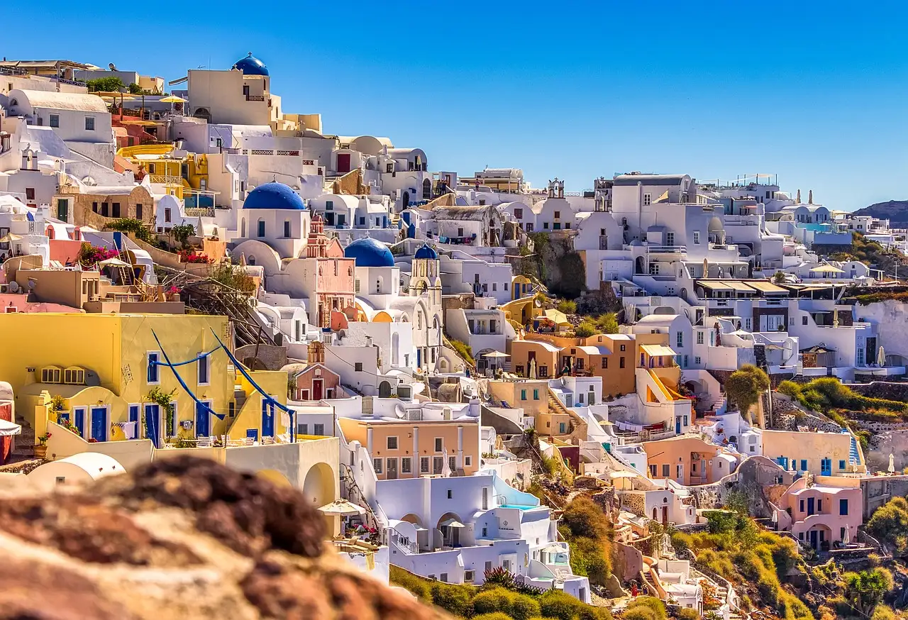 Qual é a duração do voo de Amsterdã a Santorini?